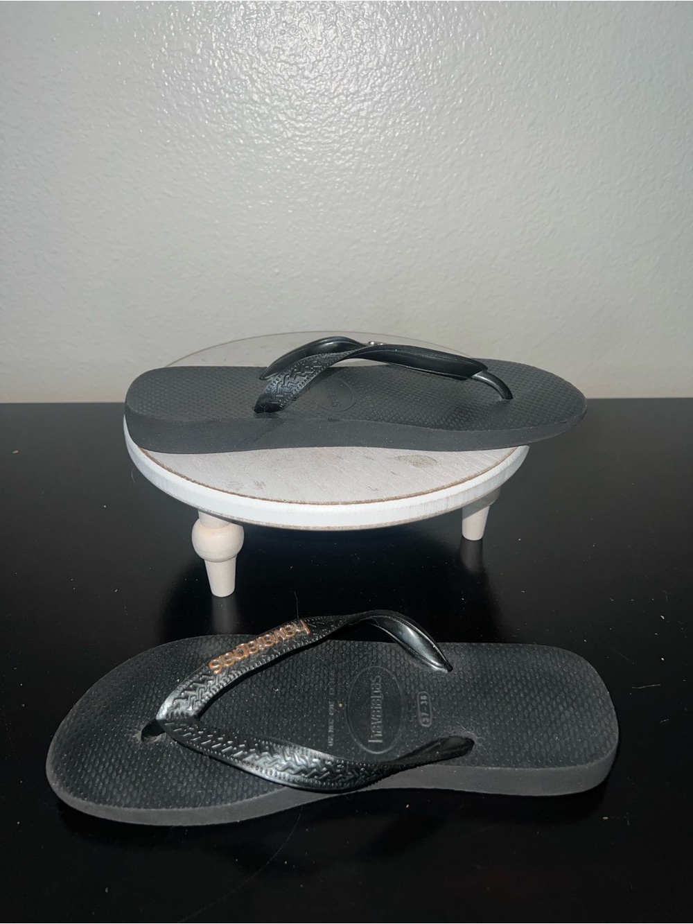 Women’s Black Havaianas Beach Cruise Vacation Flip Flops Gold Accent sz 7